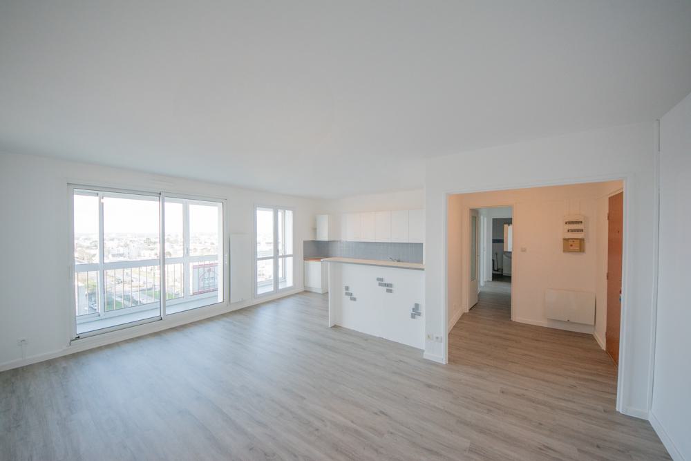 APPARTEMENT T3 - 2 CHAMBRES - RENOVE A NEUF - ASCENSEUR - BALCON - PLACE DE PARKING PRIVEE - CAVE - LOCAL A VELO - COMMERCES ET TRAM A PIED photo 2